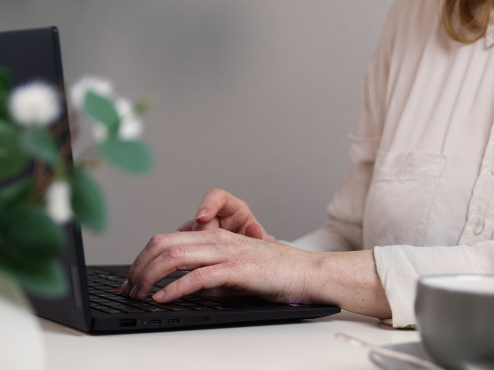 Frau Fliege arbeitet am Laptop